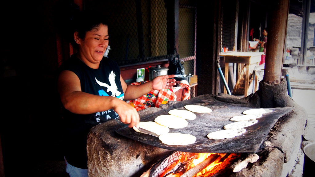 Making tortillas - Comal para hacer tortillas; Yutanduchi …